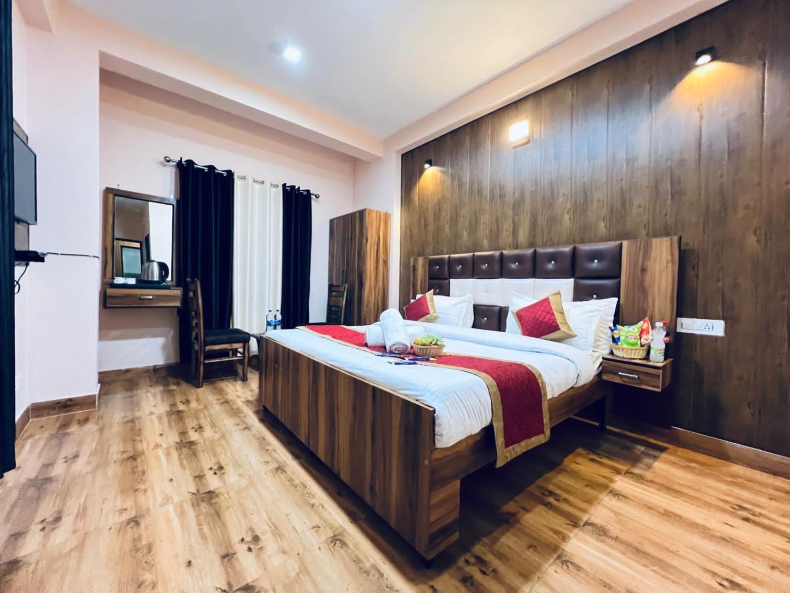 Hotel The Canadian With Jungle View, Near Dalhousie Bus Stand Banikhet Bagian luar foto